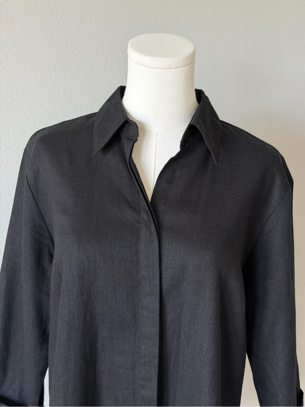 Edward Black Linen-Rayon Embroidered Floral Button-Down Tunic Shirt - 8/S - Picture 2 of 12